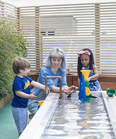 children play with water toys